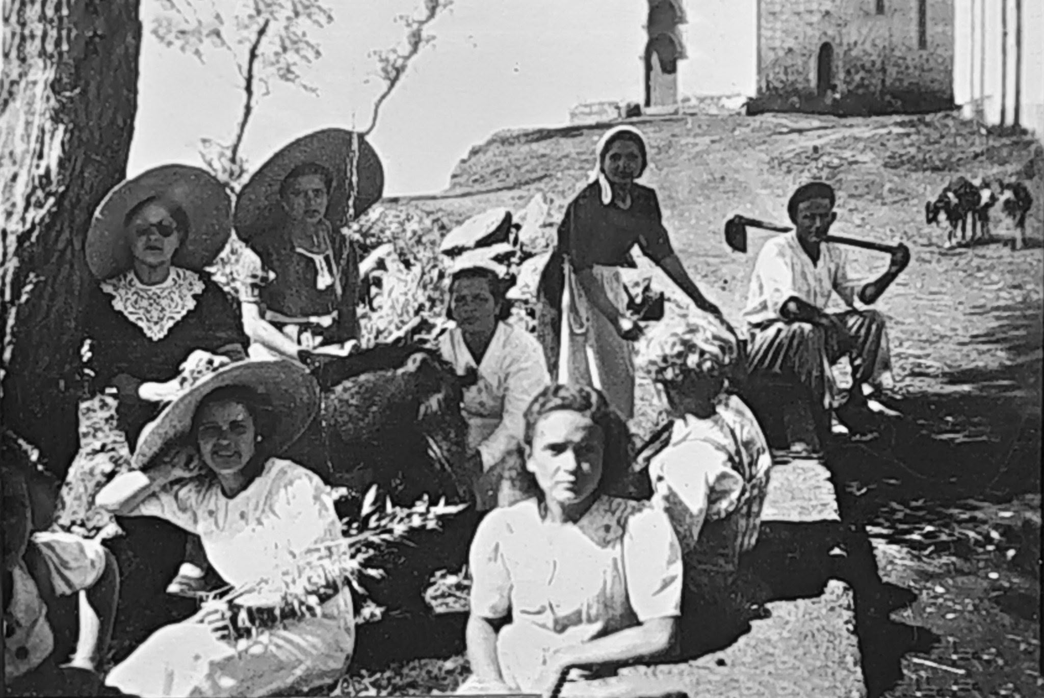 Jóvenes ante la ermita de San Bartolo