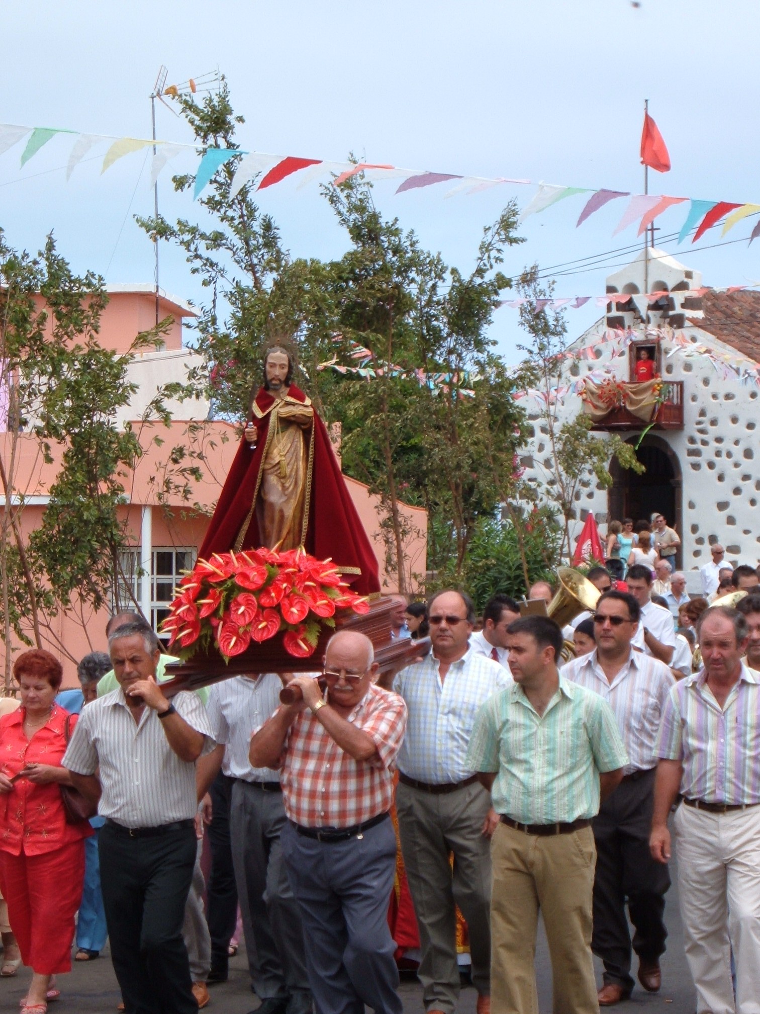 Procesión de San Bartolo por las calles de La Galga