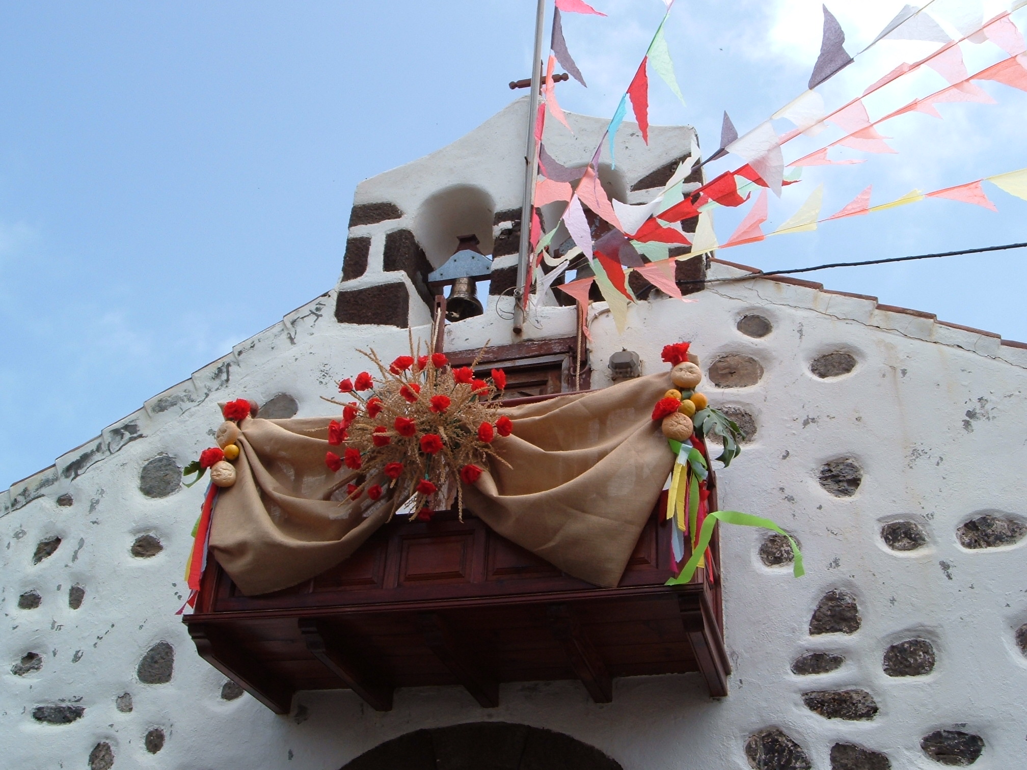 Fachada de la ermita de San Bartolo de La Galga engalanada para las fiestas