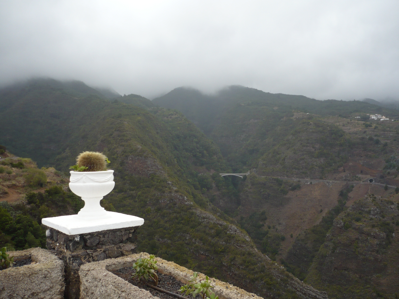 Vistas del barranco desde la plaza de la ermita de San Bartolo