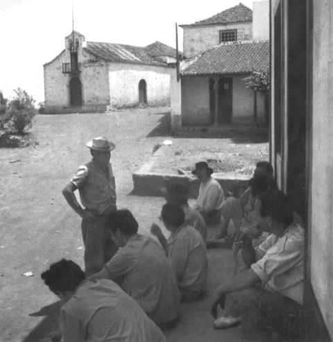 Vecinos reunidos junto a la ermita